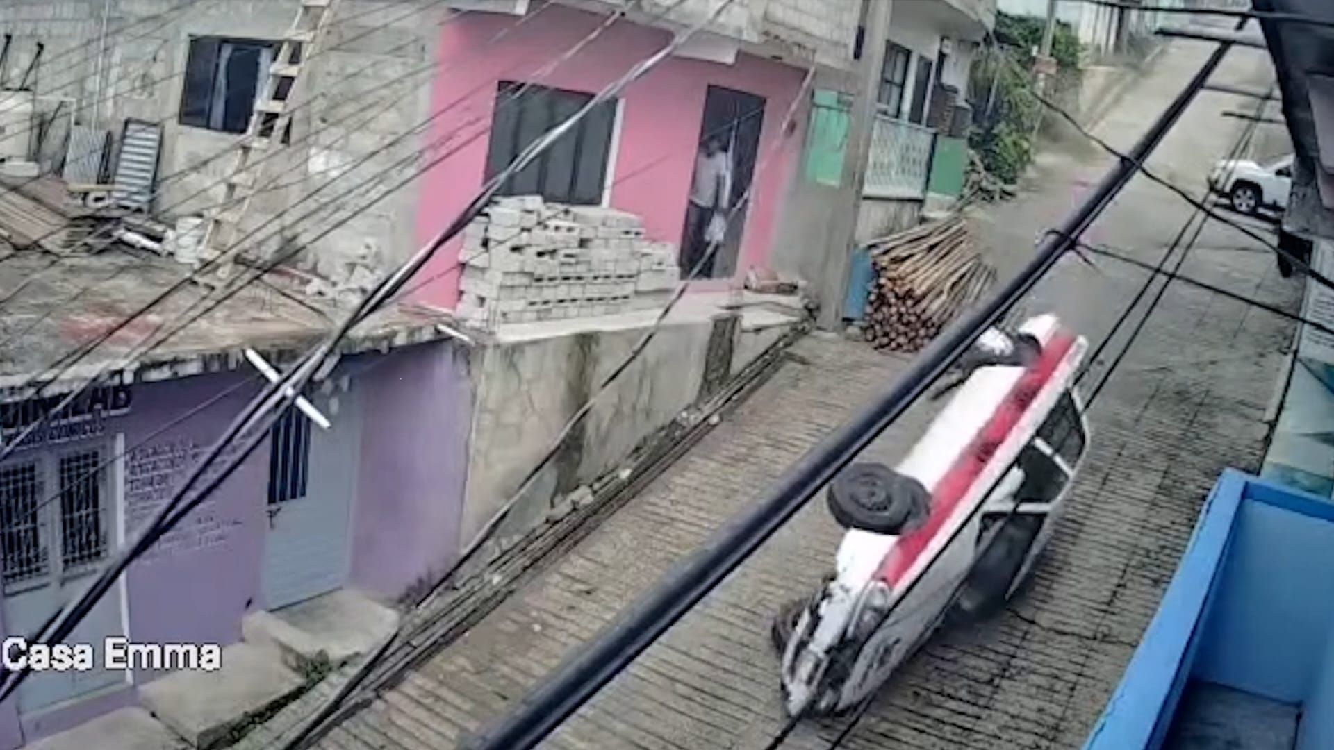 Video: Taxi überschlägt sich und rutscht einen steilen Hügel in Mexiko hinunter