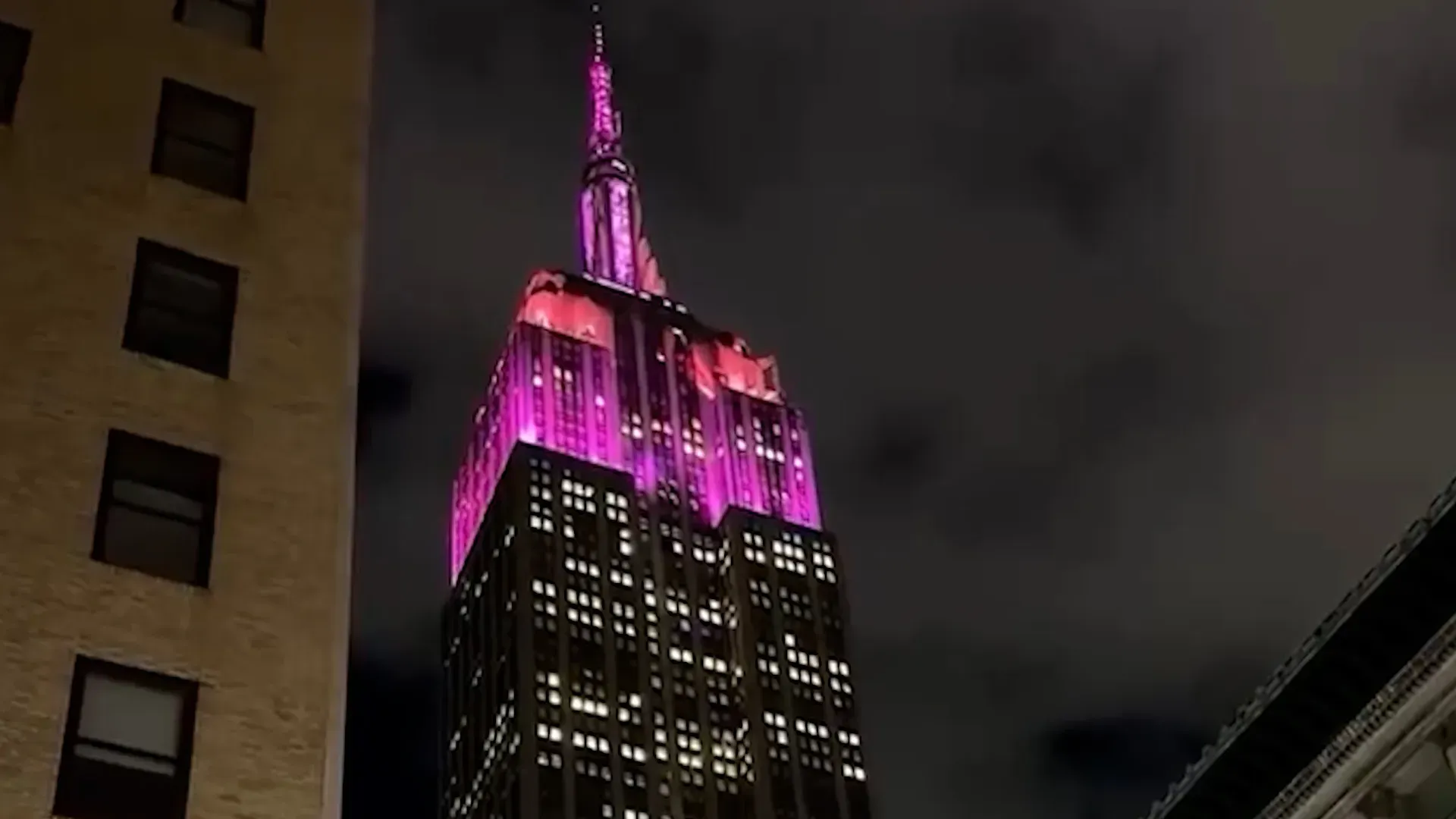 Video: Empire State Building erstrahlt zu Ehren von Dolly Parton in Pink