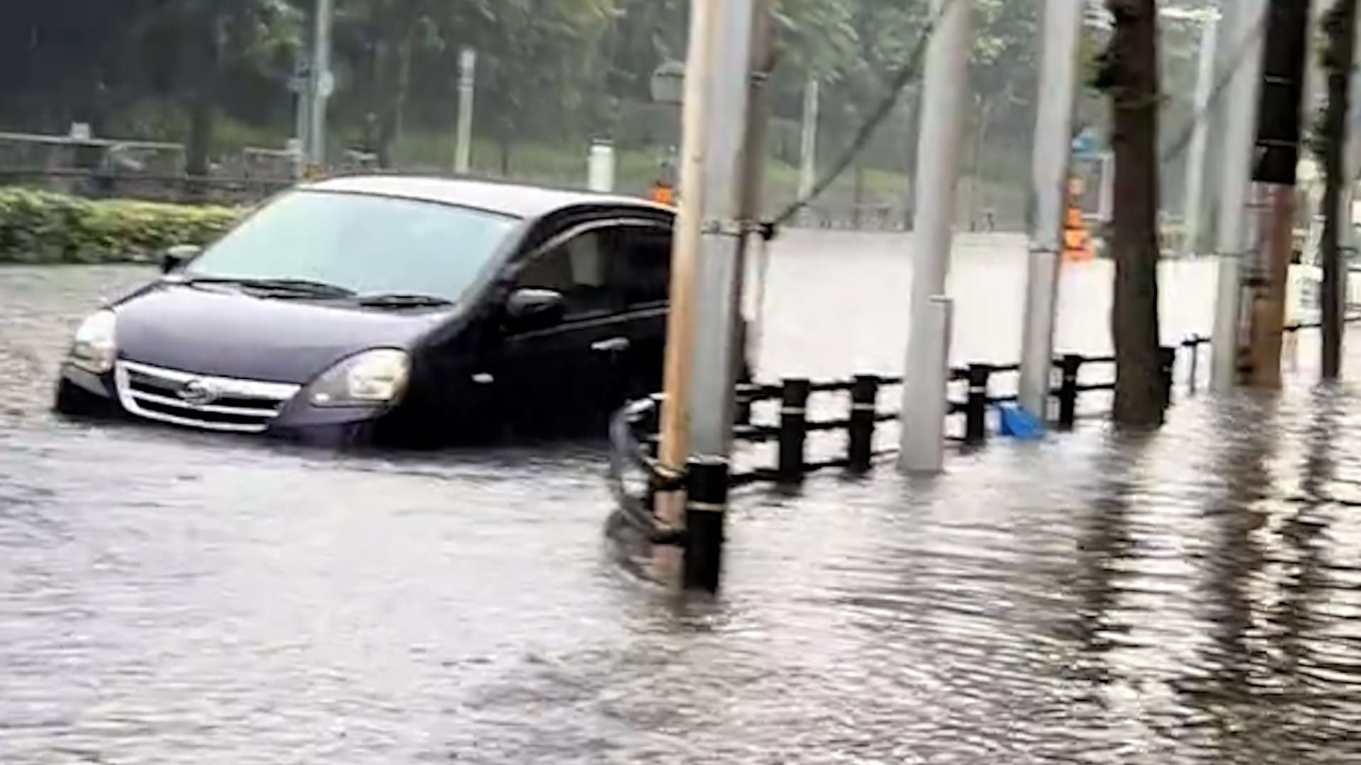 Video: Auto teilweise im Wasser versunken, nachdem Rekordregen Straße in Japan überflutet