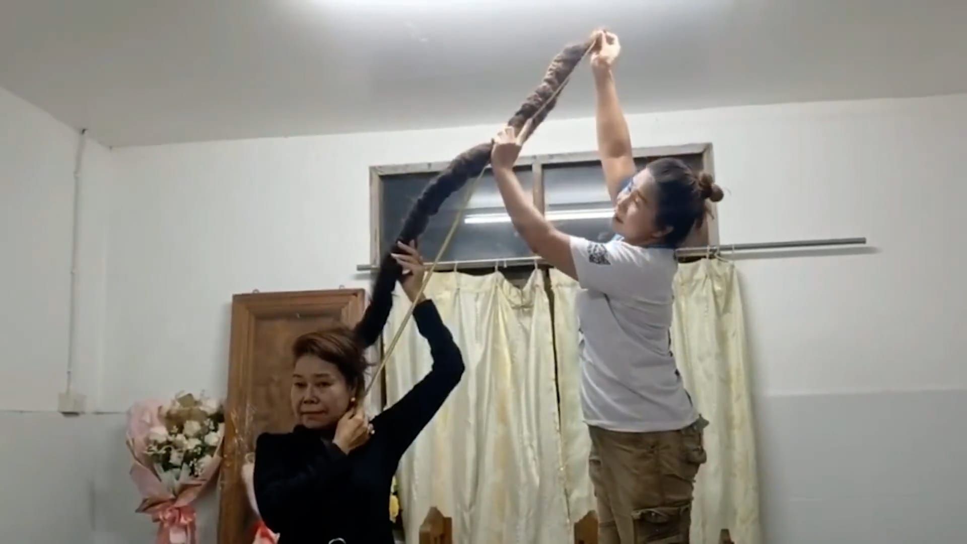 Video: Die „thailändische Rapunzel“ hat ein Jahrzehnt lang ihre Haare wachsen lassen, um Glück zu haben