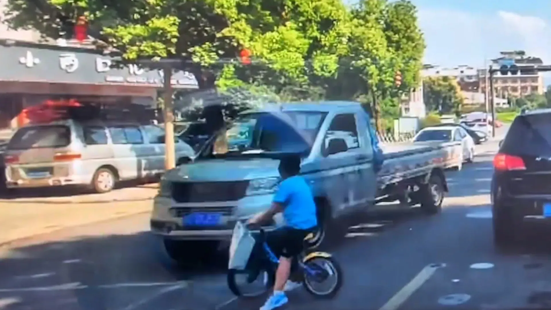 Video: Lkw verfehlt Jungen auf Fahrrad nur knapp, nachdem dieser ihm in den Weg gefahren ist