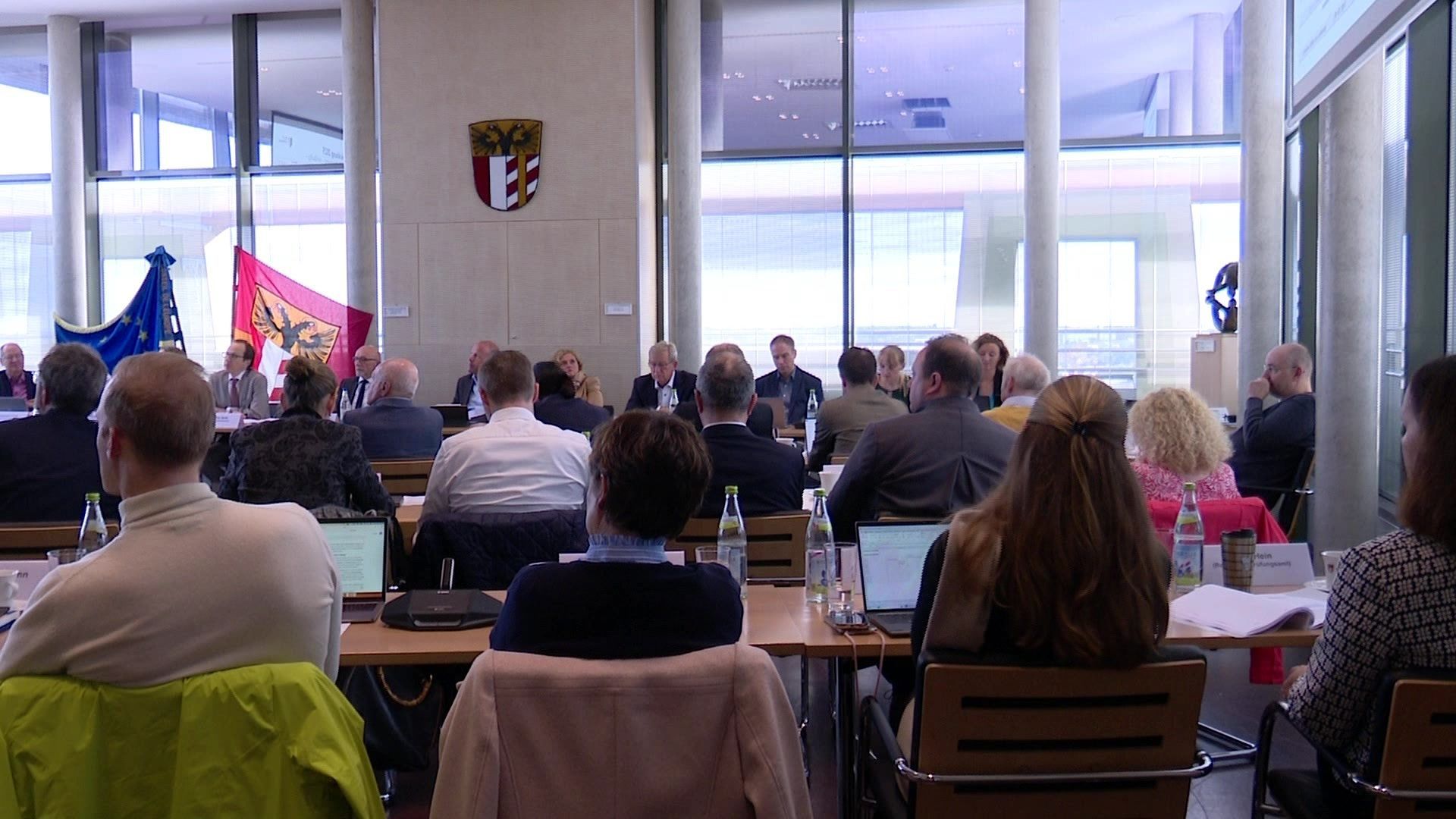 Video: Bezirk Schwaben rechnet mit 100 Millionen Euro Defizit