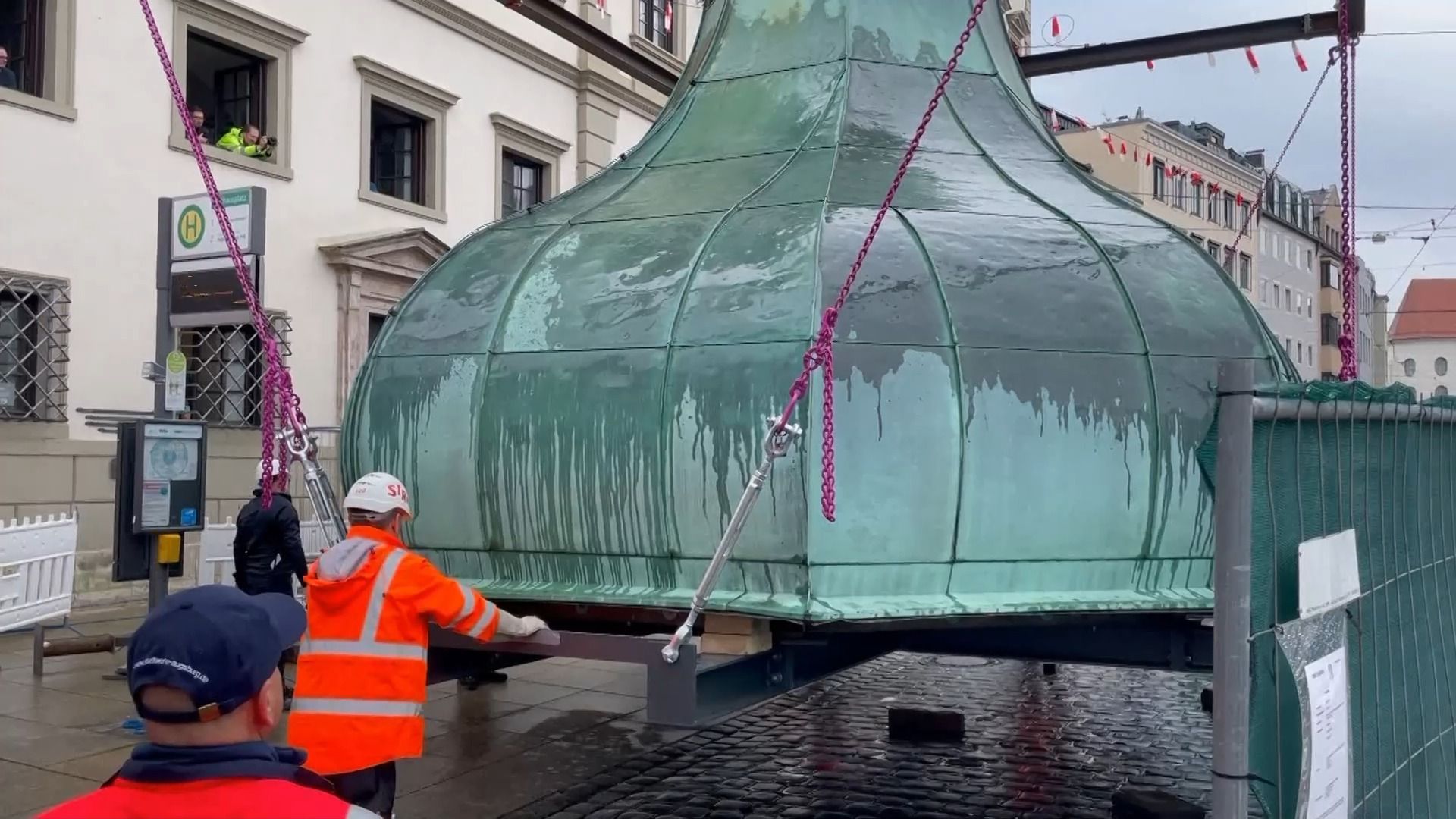 Video: Perlachturmzwiebel abgebaut – Nach Panne klappt es im zweiten Anlauf