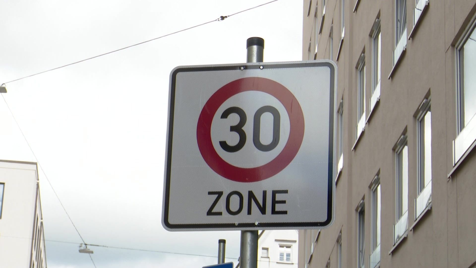 Video: Runter vom Gas – Augsburg testet Tempo 30 auf Hauptachse