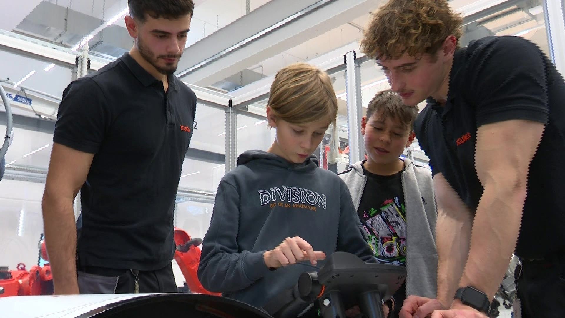 Video: Robotertechnik zum Anfassen – Jugendliche programmieren Roboter bei KUKA