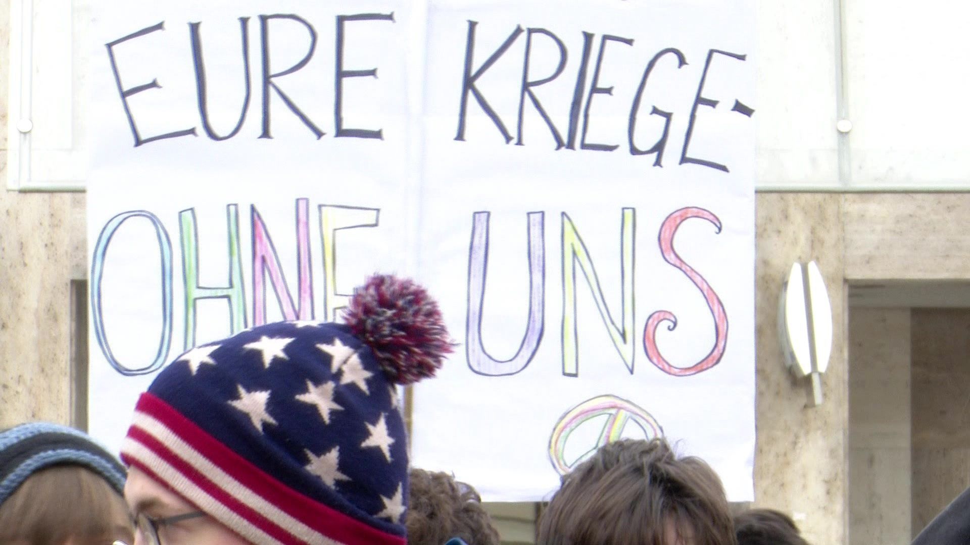 Video: "Nein zu Krieg": Schüler demonstrieren in Augsburg gegen das Wehrdienstgesetz