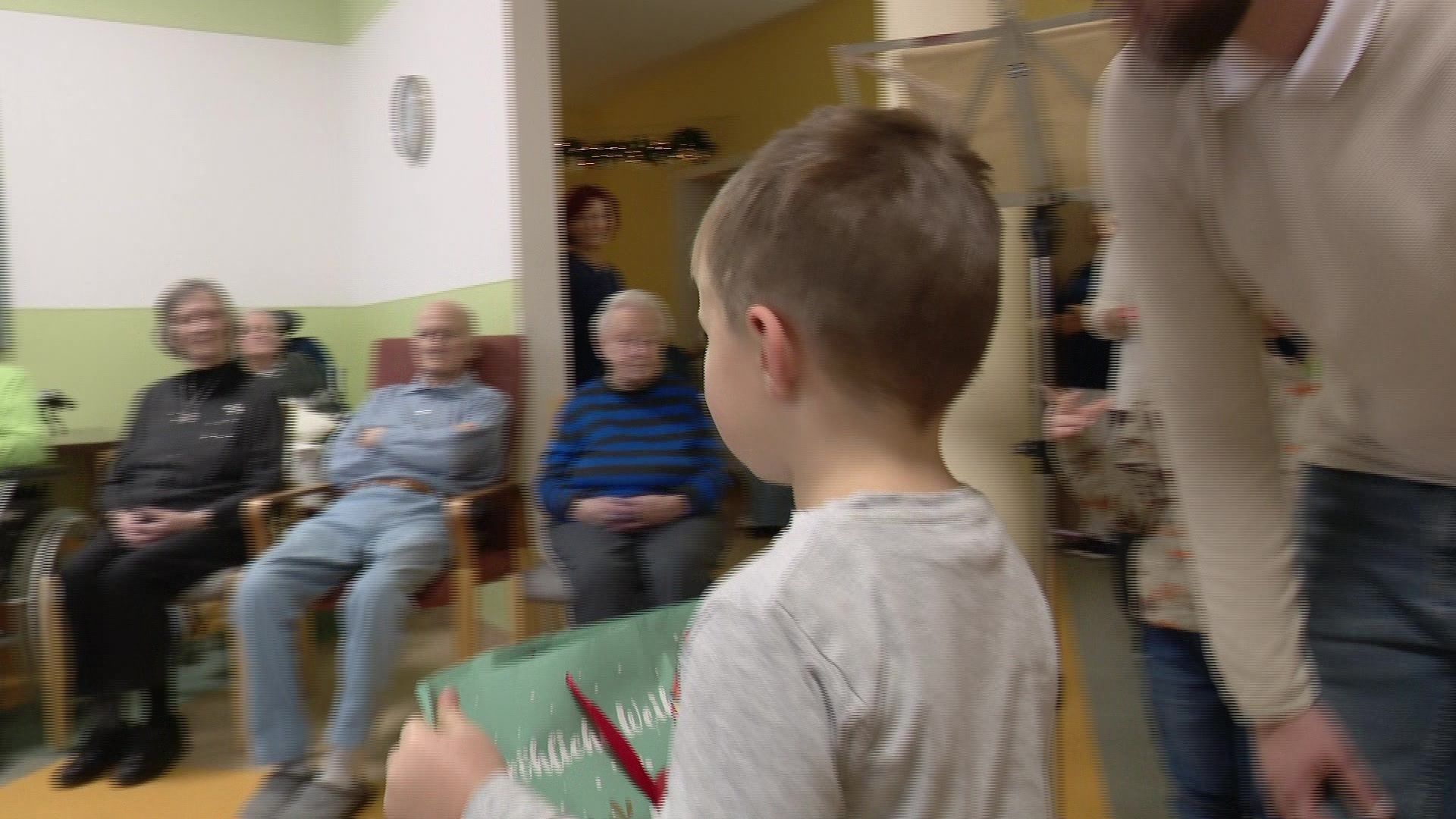 Video: Weihnachtswunschbaumaktion sorgt für großen Emotionen