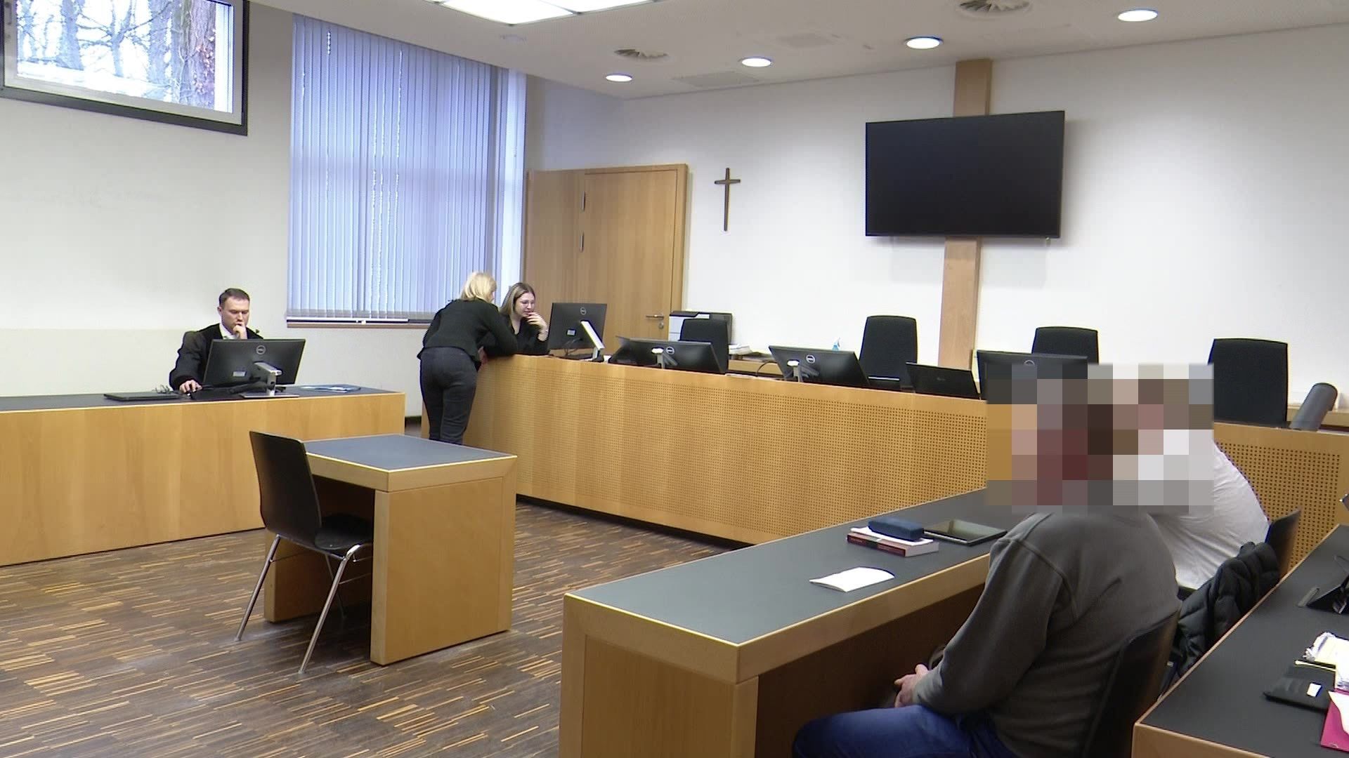 Video: Drei Bäckereien ausgeraubt - Prozessauftakt wegen schweren Raubs