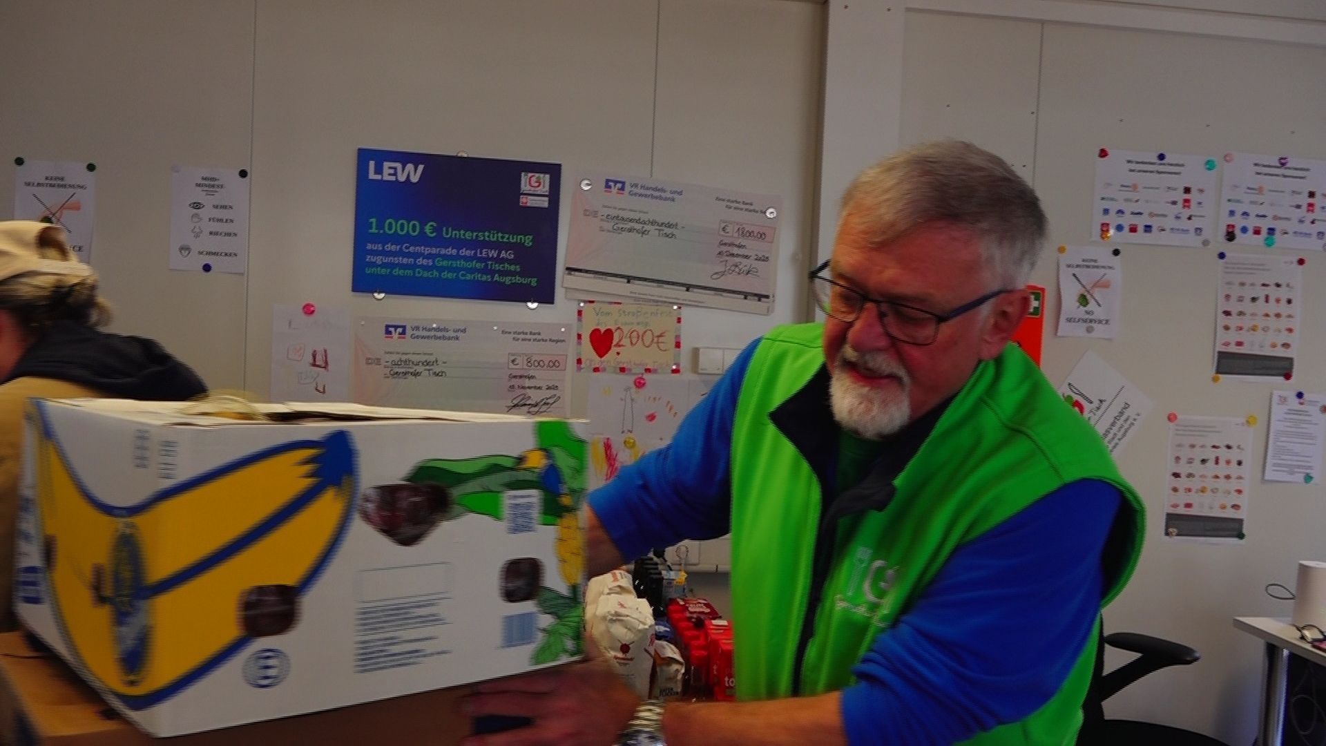 Video: Lebensmittel für Hilfsbedürftige: wie der "Gersthofer Tisch" um jedes Essen kämpft