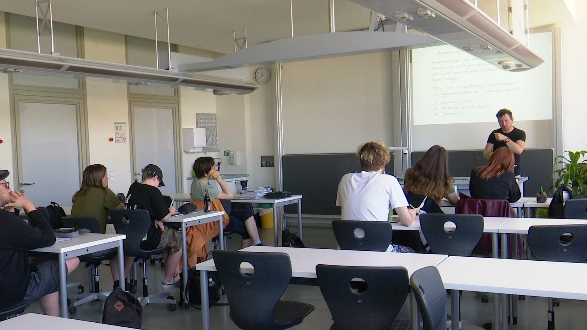 Video: 60 Jahre Bayernkolleg Augsburg - Abitur auf dem zweiten Bildungsweg