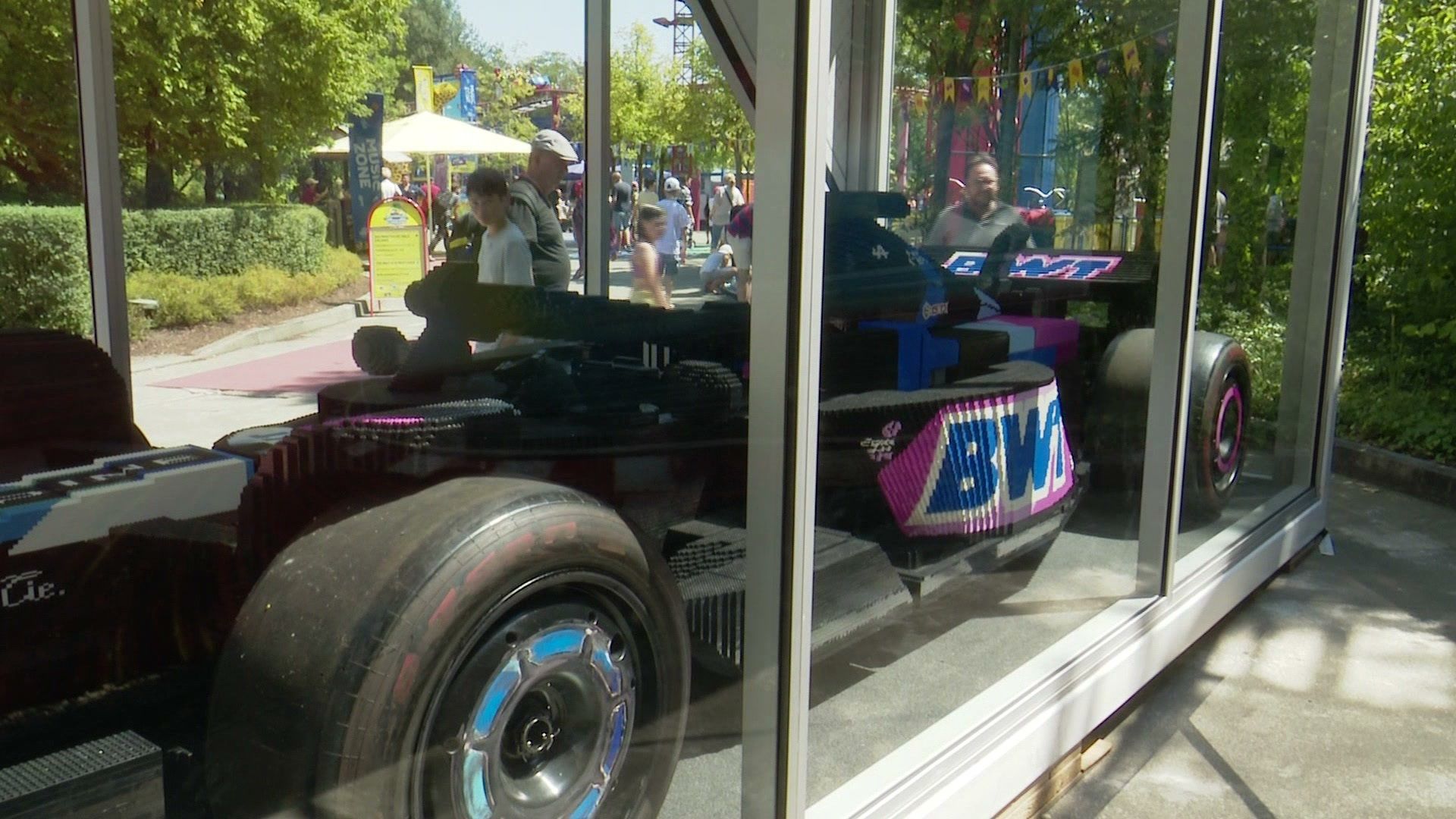 Video: LEGO F1 Rennwagen wie im Original im LEGOLAND
