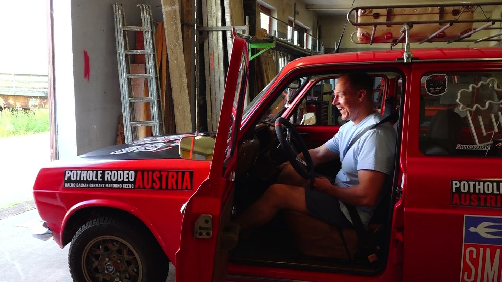 Video: Oldtimer auf Abwegen – Mit dem Simca durchs Pothole Rodeo