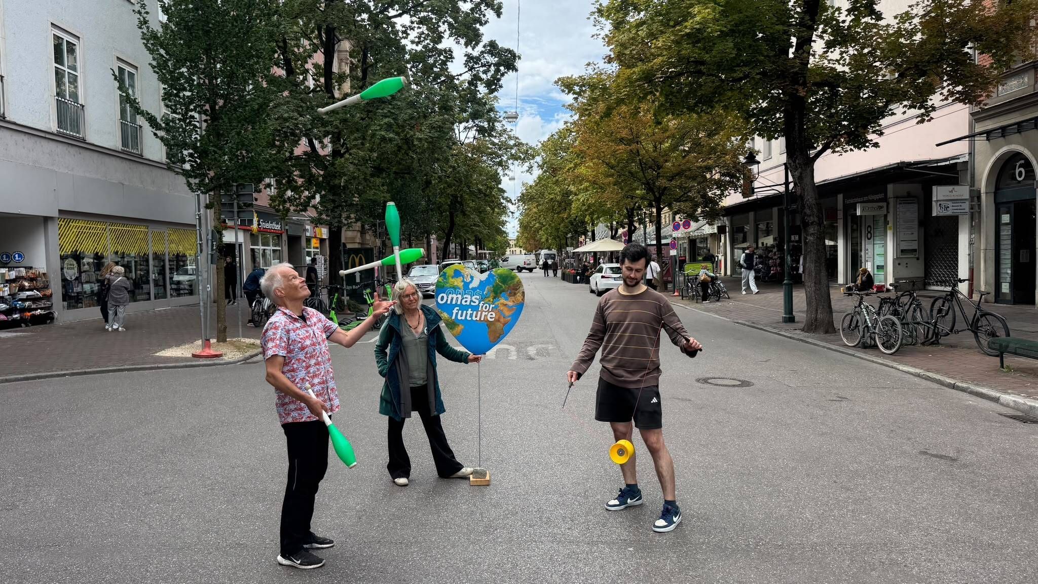 Video: Autofreie Bahnhofstraße macht Platz für Spiel und Spaß