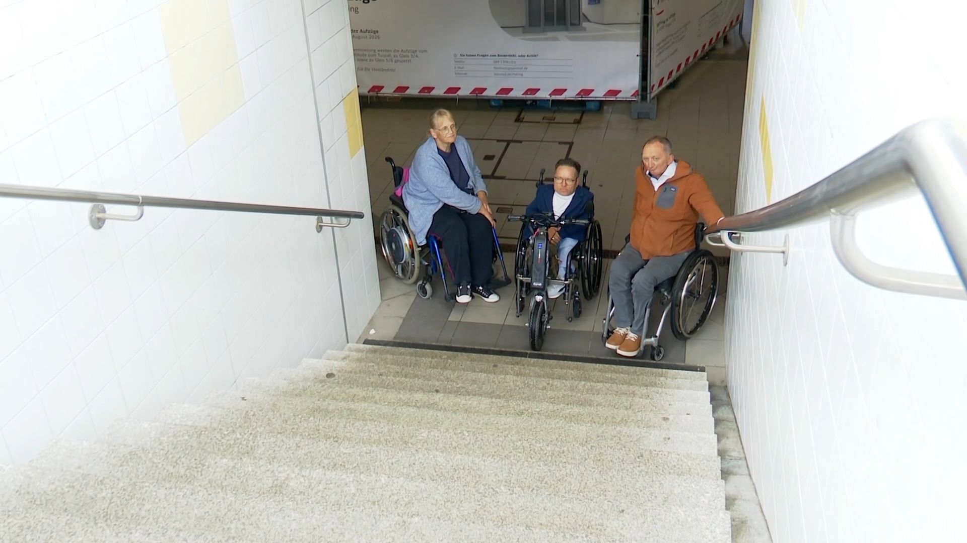 Video: Rollstuhlfahrer am Bahnhof Mering ohne Aufzug-Zugang