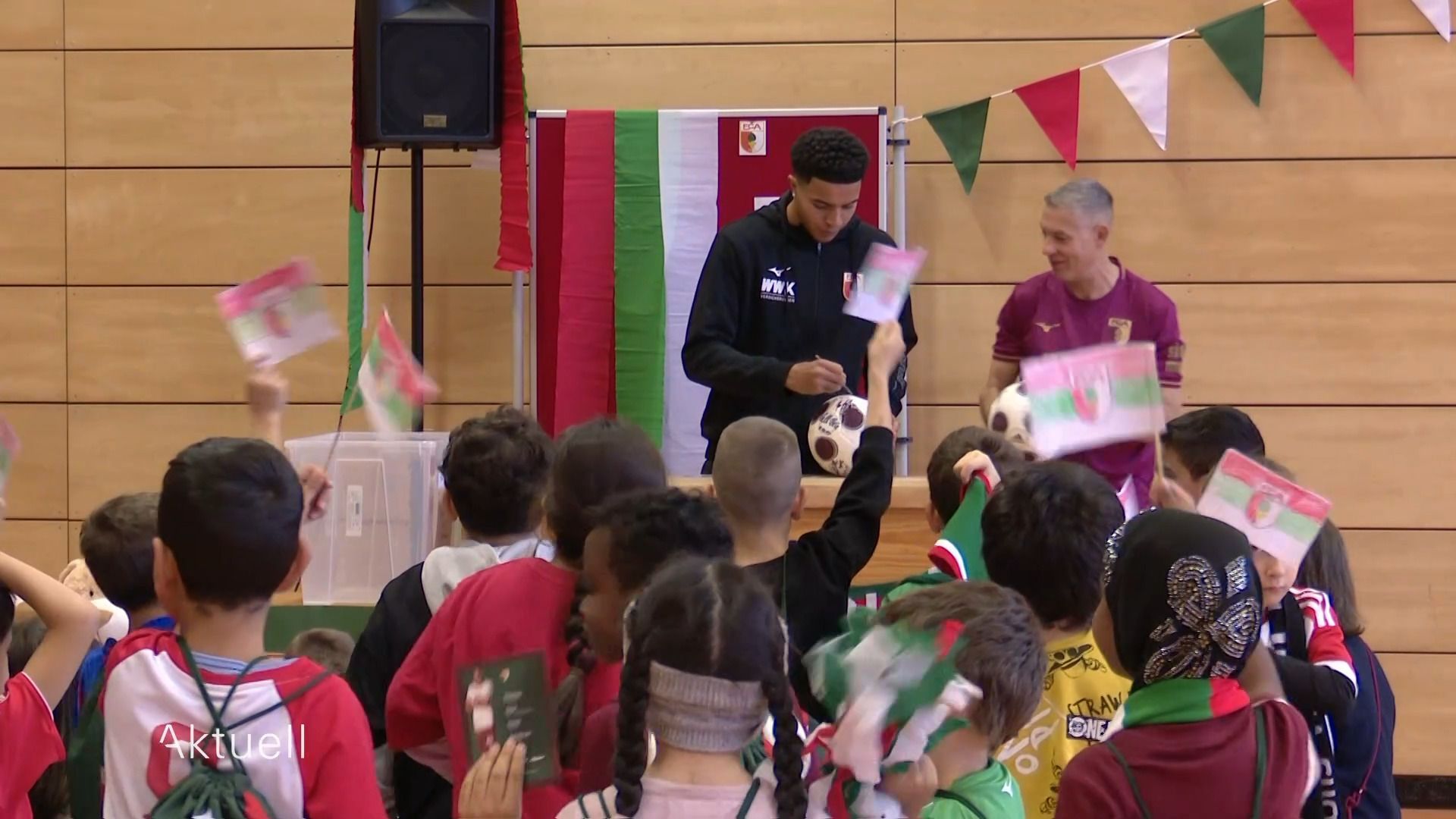 FCA-Verteidiger Noahkai Banks zu Gast an Grundschule