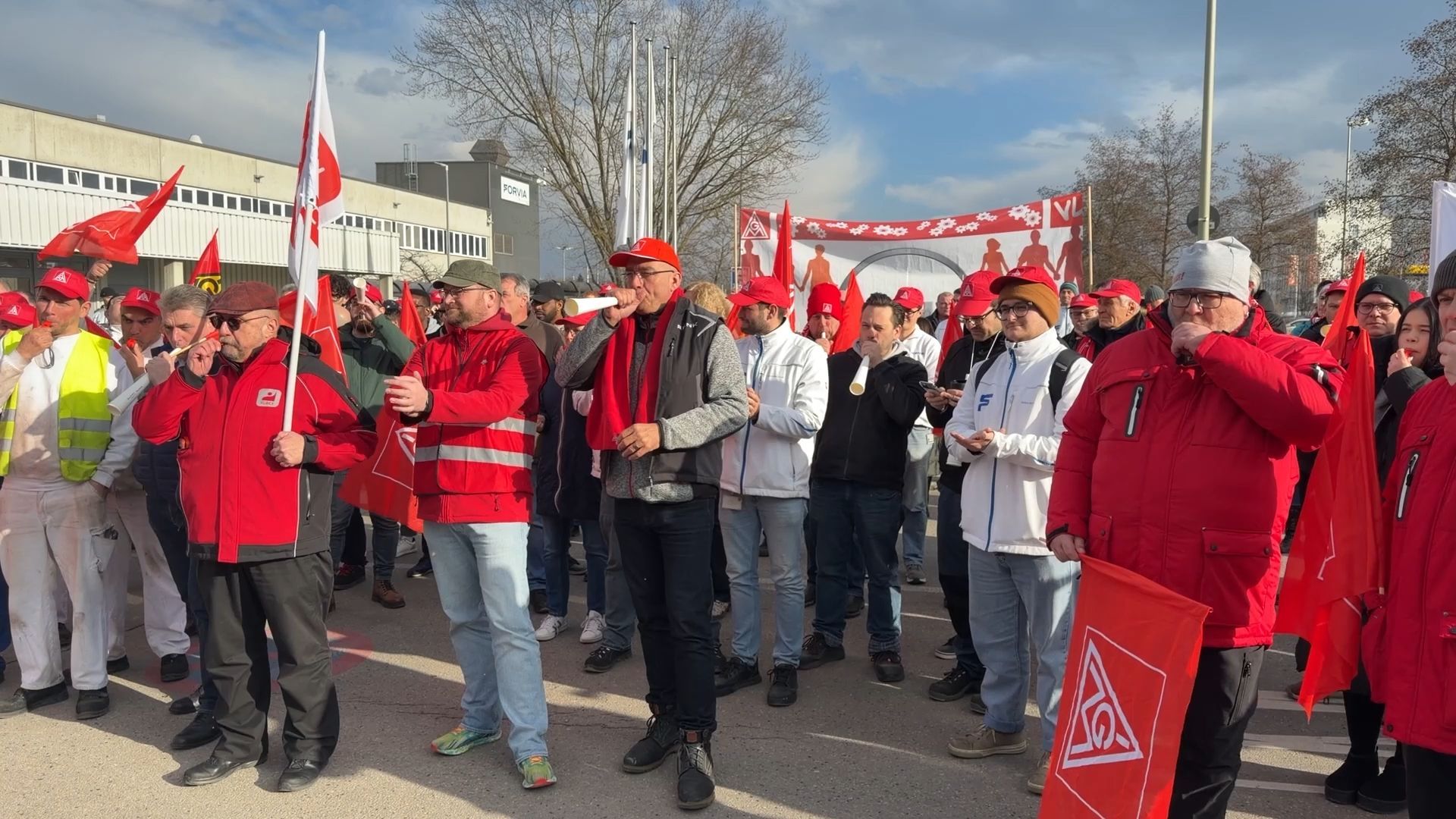 Video: Forvia will 116 Stellen abbauen: Beschäftigte und Gewerkschaften setzen ein Zeichen