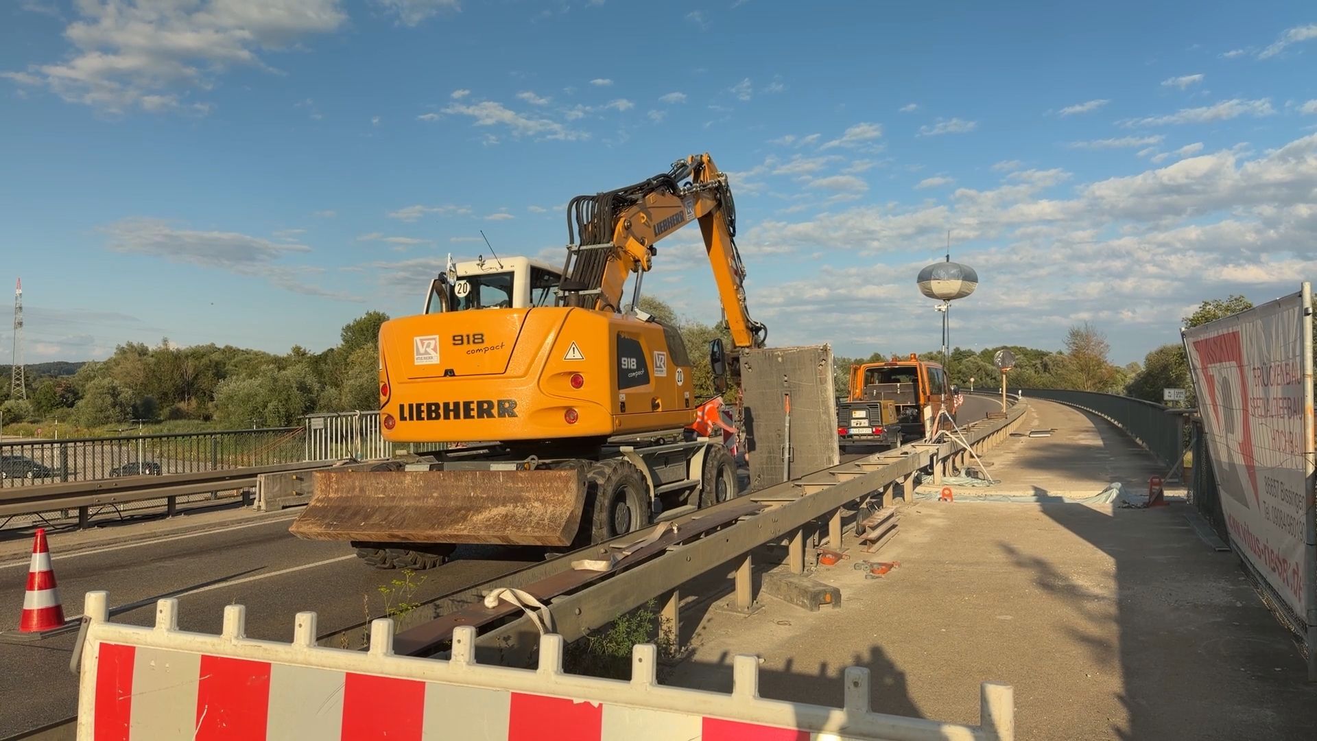 Video: Bauarbeiten trotz rollendem Verkehr: Brücke der B16 wird saniert
