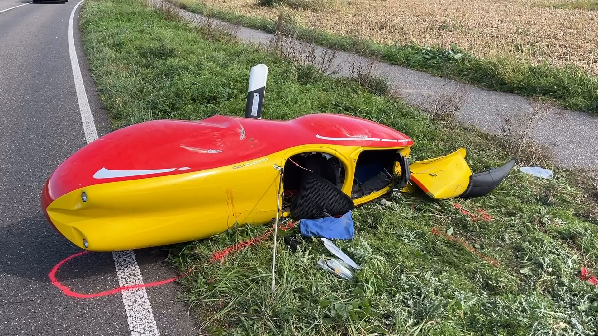 Velomobil kollidiert bei Philippsburg mit Auto – Fahrerin stirbt noch an der Unfallstelle