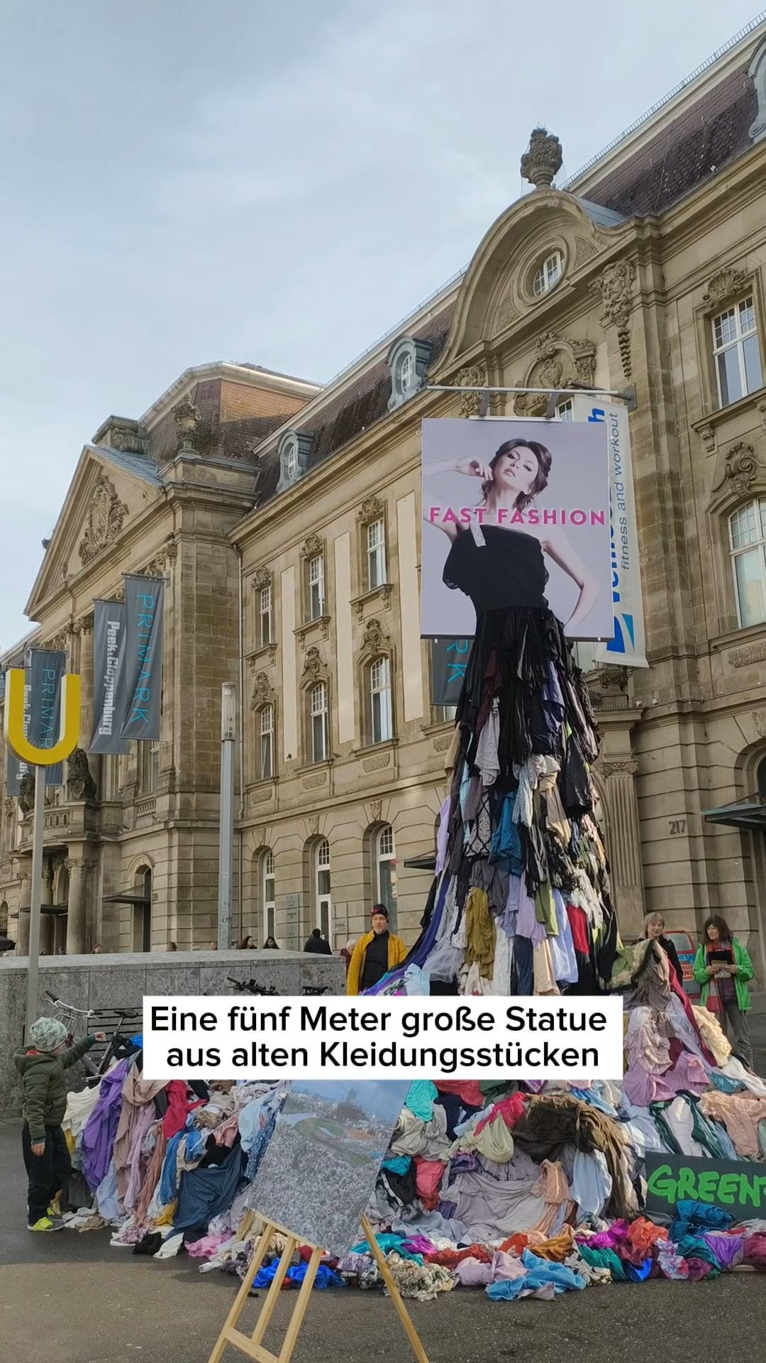 Video: Anti-Fast-Fashion-Kleiderstatue von Greenpeace in Karlsruhe am Europaplatz