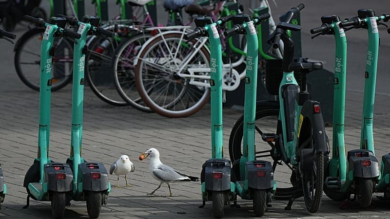 Video: Jagd auf E-Scooter in Athen: Europäischer Trend zu härterer Gangart