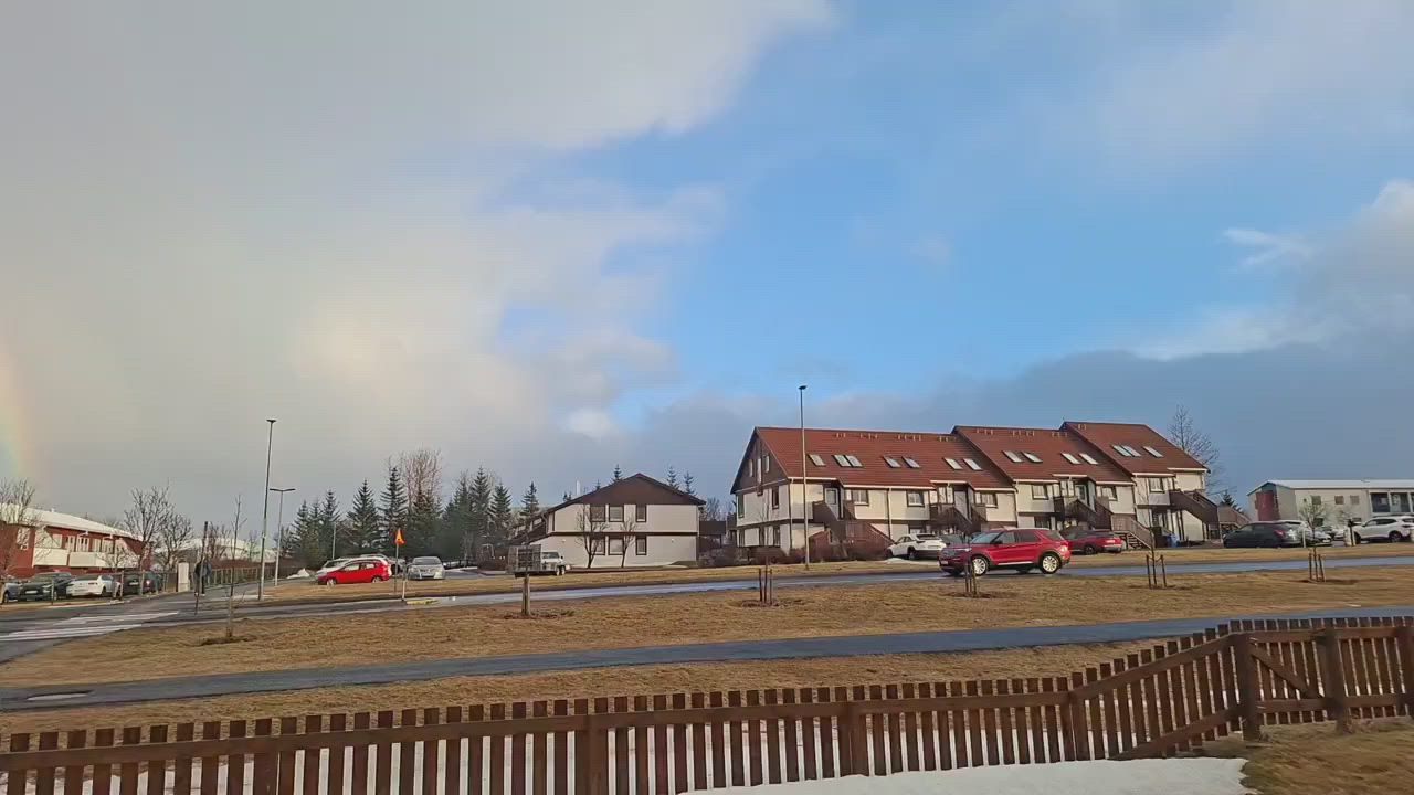 Video: Island: Vollständiger Regenbogenbogen über dem Himmel von Reykjavík gesichtet