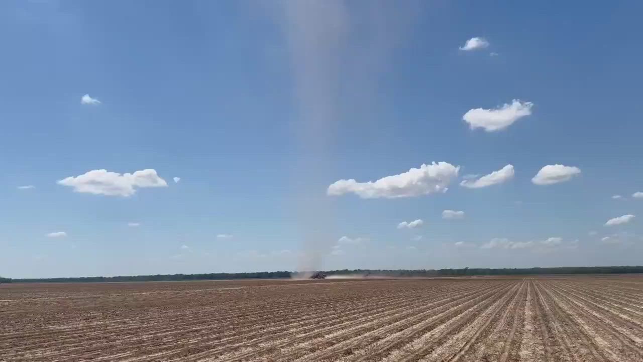 Video: US: Seltener Ausbruch von Staubteufeln wirbelt über Feld in Arkansas nahe Highway 65