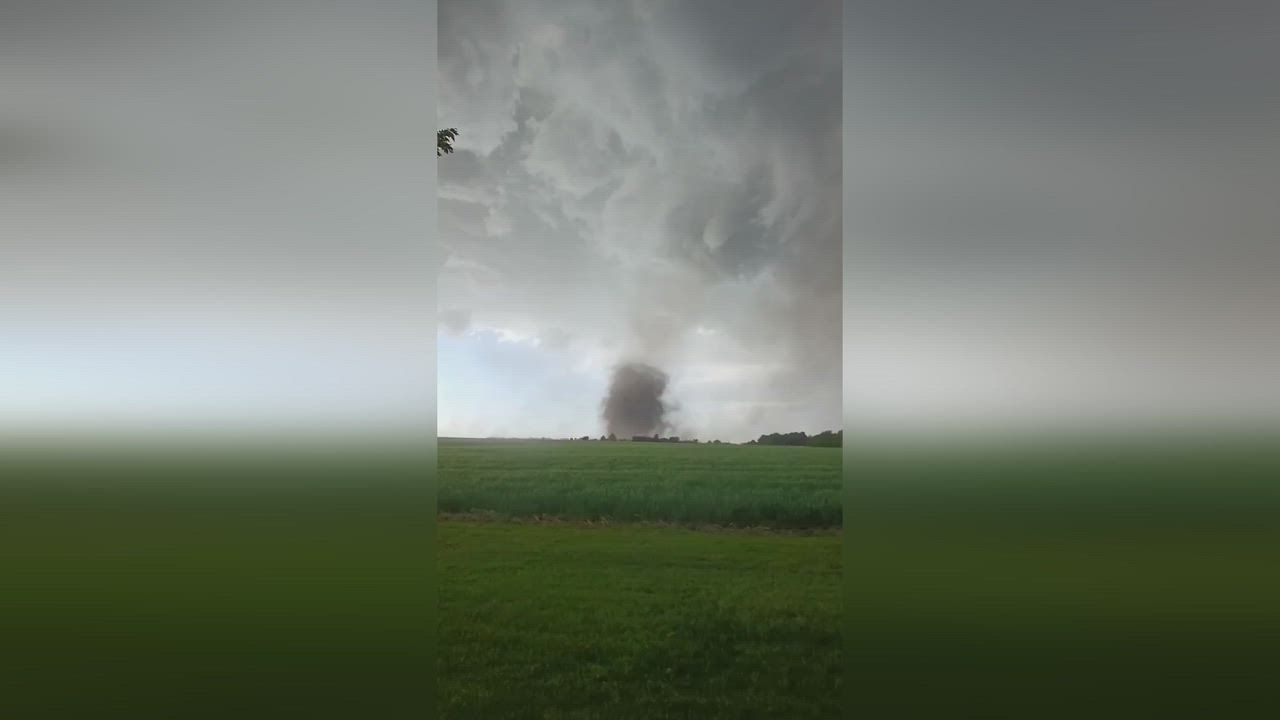 Video: US: Landspout-Tornado wirbelt über grüne Felder in der Landschaft von Kansas