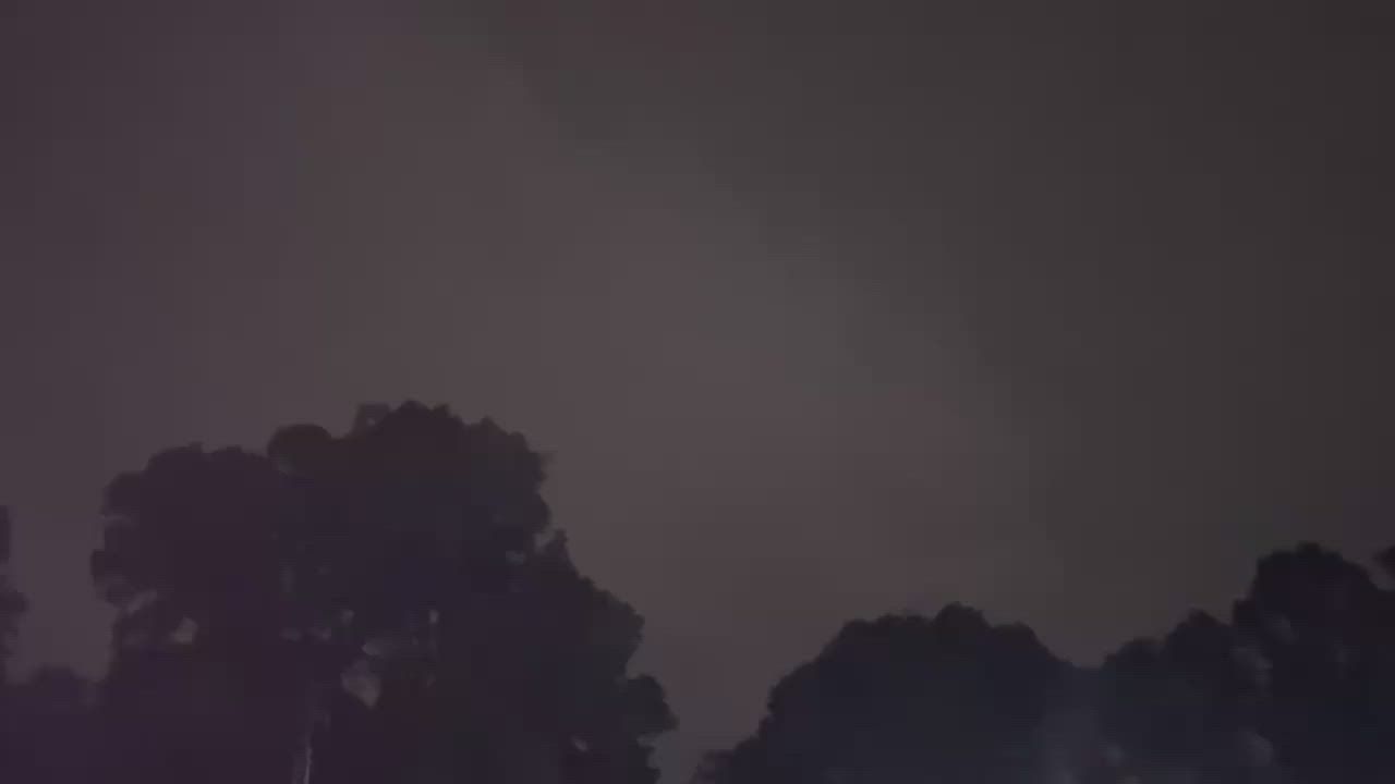 Video: US: Nächtliches Blitzspektakel erleuchtet den Himmel an der Concord/Hueytown-Grenze in Alabama, USA