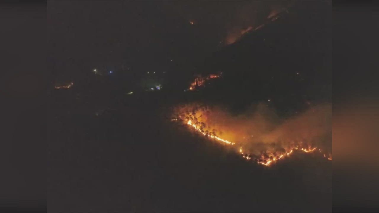 Video: Italien: Häuser evakuiert, während zwischen Lucca und Pisa ein Waldbrand brennt und die Löscharbeiten andauern