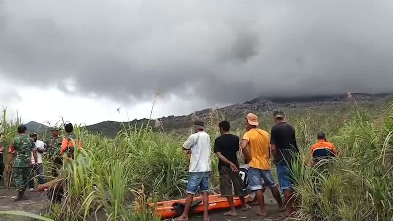 Video: Indonesien: Indonesien eilt zur Rettung von Bergsteigern, nachdem ein Vulkanausbruch drei Tote fordert (2)