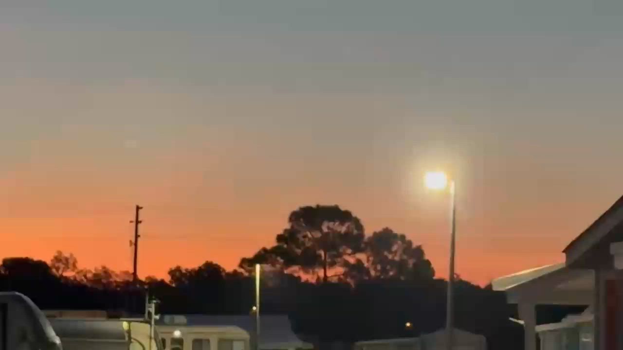 Video: US: SpaceX-Falcon-9-Start erzeugt beeindruckenden Quallen-Effekt am Himmel über Florida