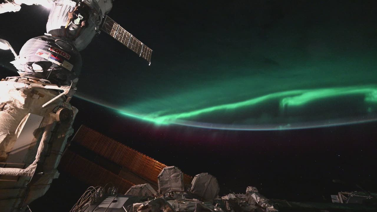 Video: US: Atemberaubende Polarlichter lodern über der Erde, während die Raumstation einen orbitalen Sonnenaufgang in dramatischer Ansicht einfängt