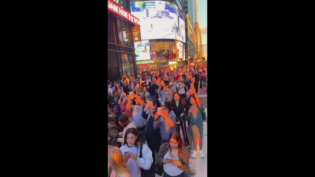 Video: US: Spektakulärer Manhattanhenge-Sonnenuntergang erleuchtet die Straßen von New York City