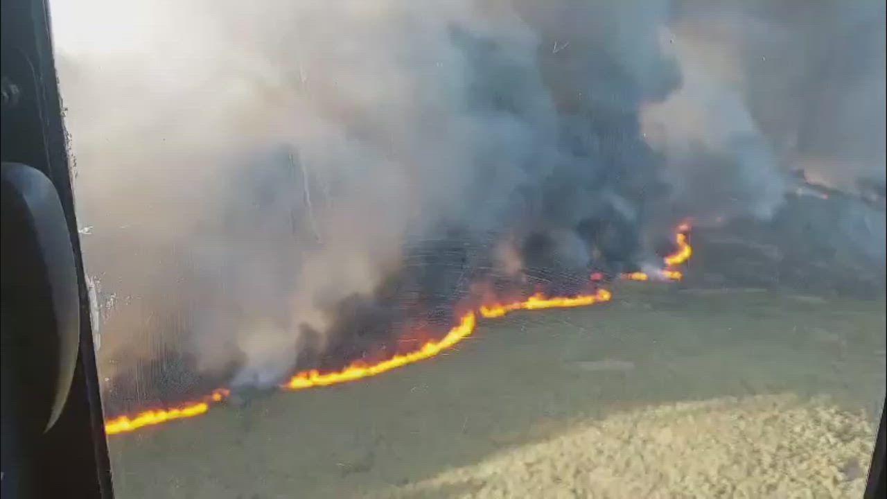 Video: Spain: Luftaufnahmen zeigen, wie sich Waldbrandflammen über spanische Berge ausbreiten