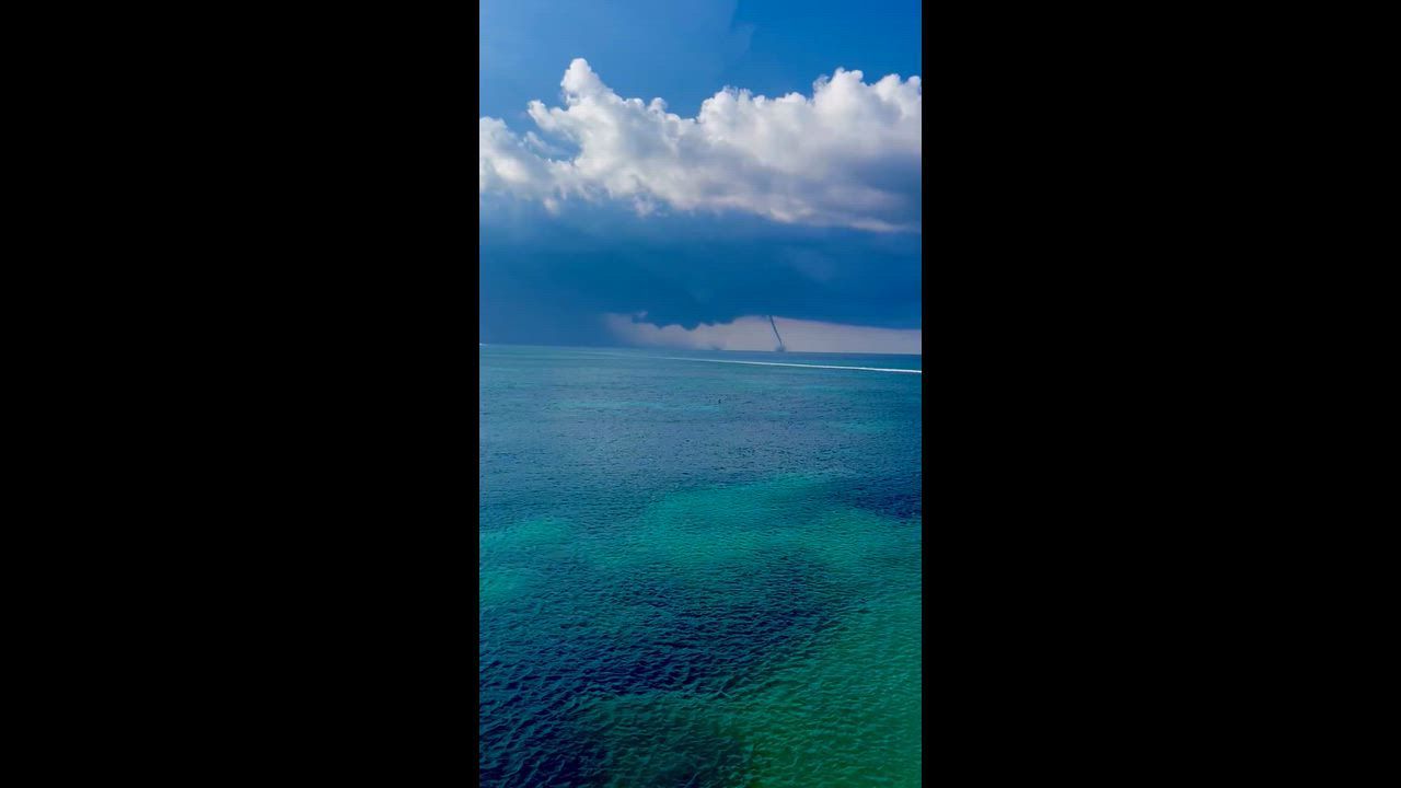 Video: Griechenland: Wasserhose wirbelt vor der Küste nahe Ouranoupoli, Chalkidiki