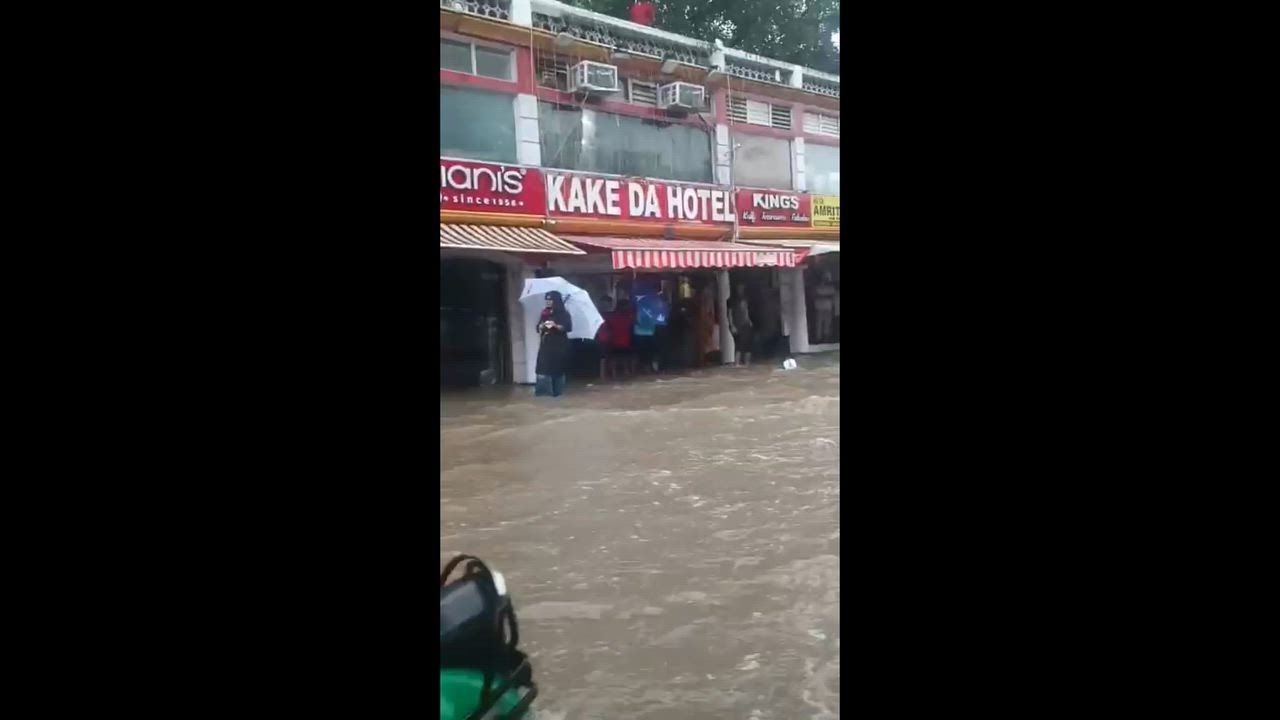 Video: Indien: Starker Regen überflutet Delhis Connaught Place, dramatische Szenen überfluteter Straßen bringen den Verkehr zum Erliegen