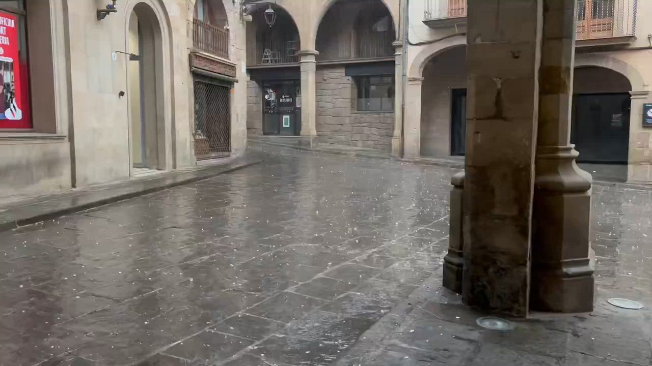 Video: Spain: Starker Hagel prasselt auf historischen Platz in Solsona, Katalonien, Spanien