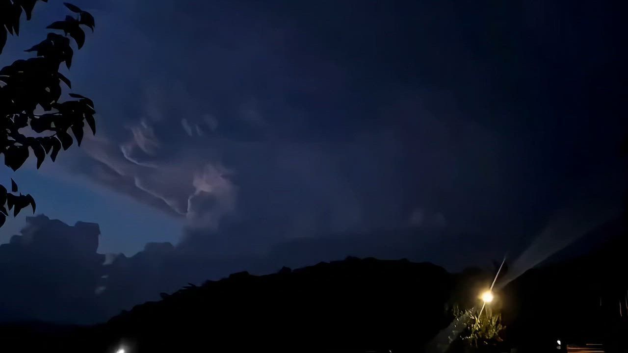 Video: Spanien: Entfernte Blitze erhellen Sturmwolken in Katalonien, Spanien