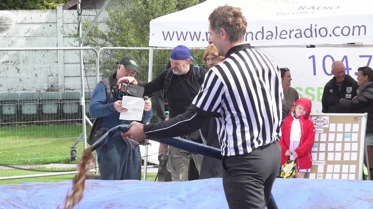 Video: UK: Ringer treten bei den World Gravy Wrestling Championships an