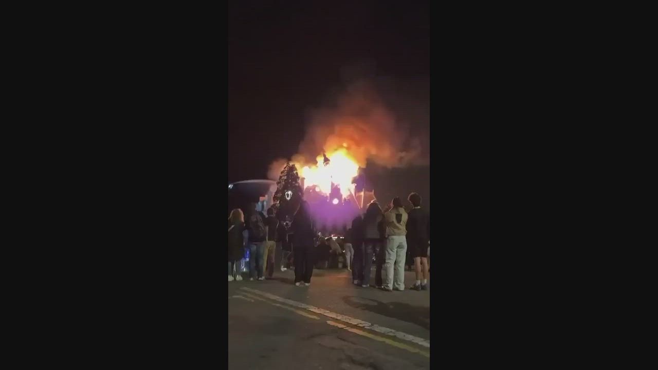 Video: Frankreich: Rathaus von Limoges im Westen des Landes steht inmitten landesweiter Proteste in Flammen