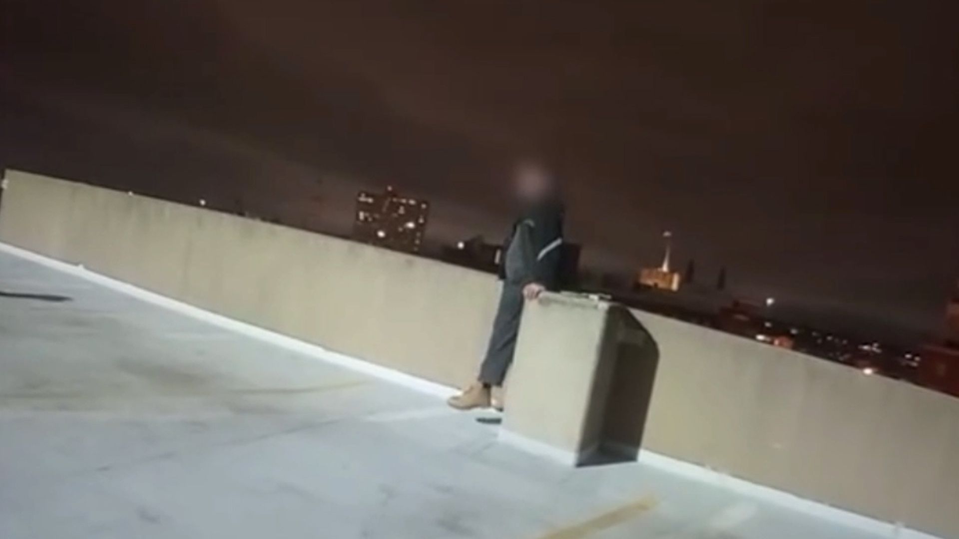 Video: „Bist du ein Fan?“ Polizist rettet verzweifeltem Mann mit Gespräch über Eminem das Leben