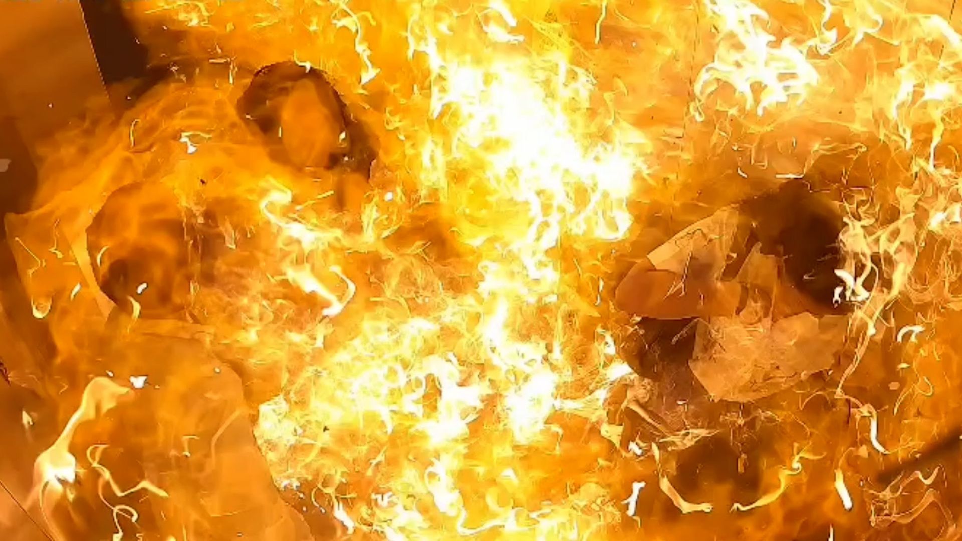 Video: Inferno in Aufzug: Partyballons verwandeln sich plötzlich in Feuerball