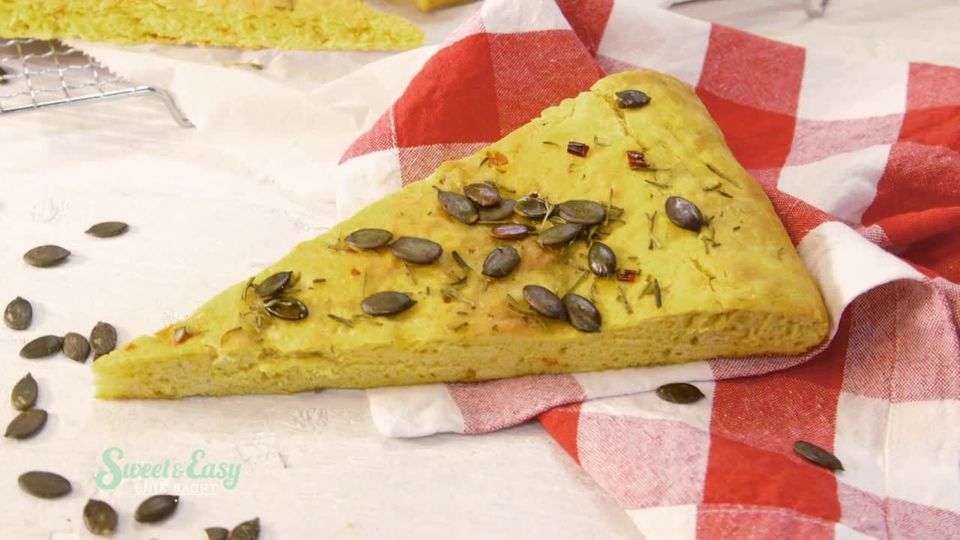 Sweet & Easy - Enie backt: Kürbis-Focaccia mit Chili