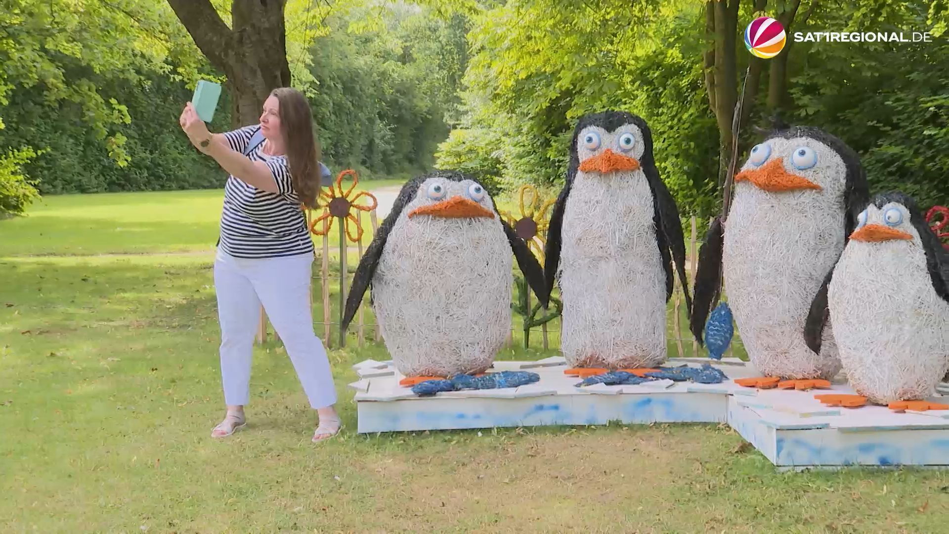 Pinguine, Maskottchen und Co.: Spektakuläre Strohskulpturen bei Korntagen in Norddeutschland