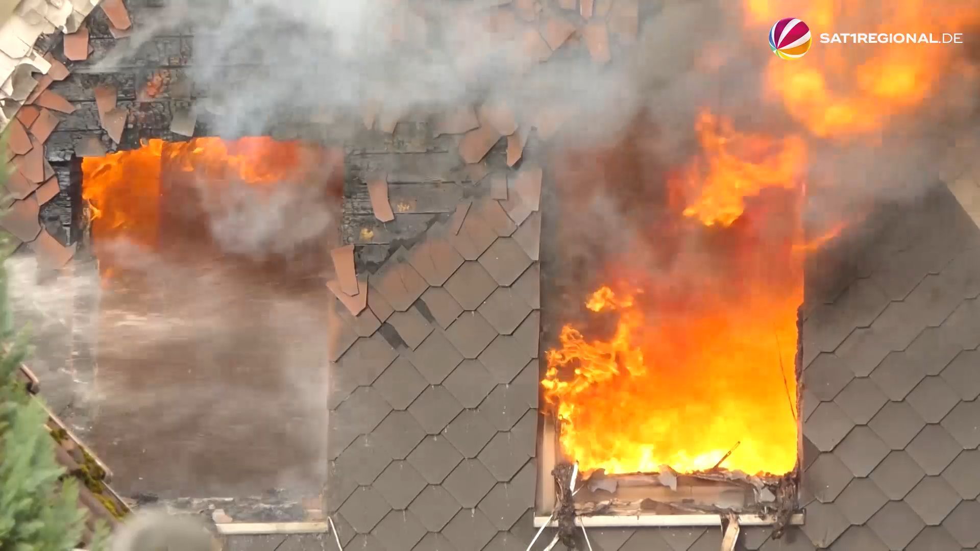 Doppelhaushälfte in Neumünster steht in Flammen
