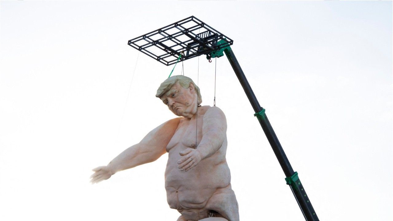 13 Meter hohe Statue: Nackter Donald Trump sorgt für Aufsehen