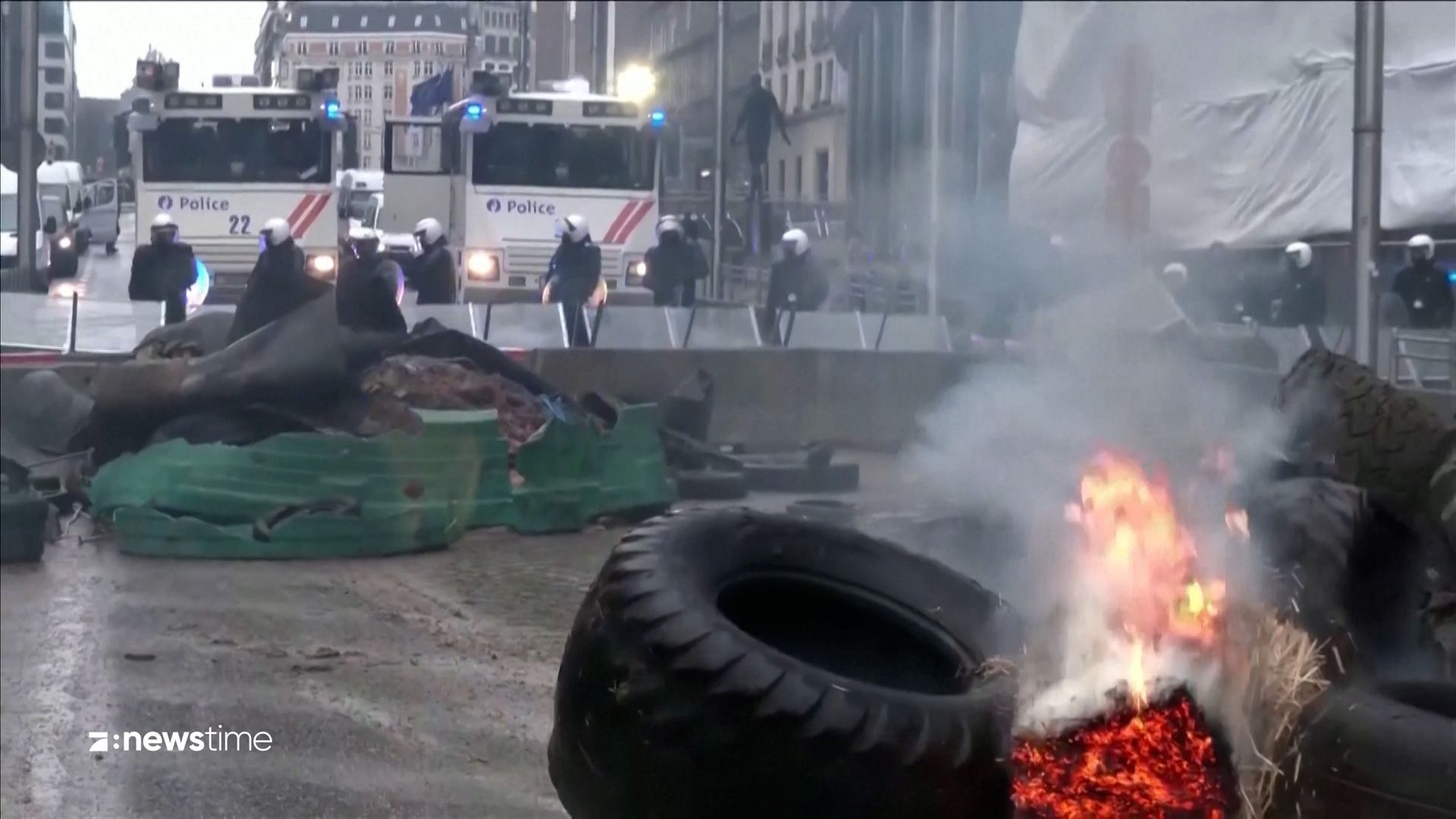Bauernproteste: Brennende Reifen in Brüssel und Wasserwerfer-Einsatz