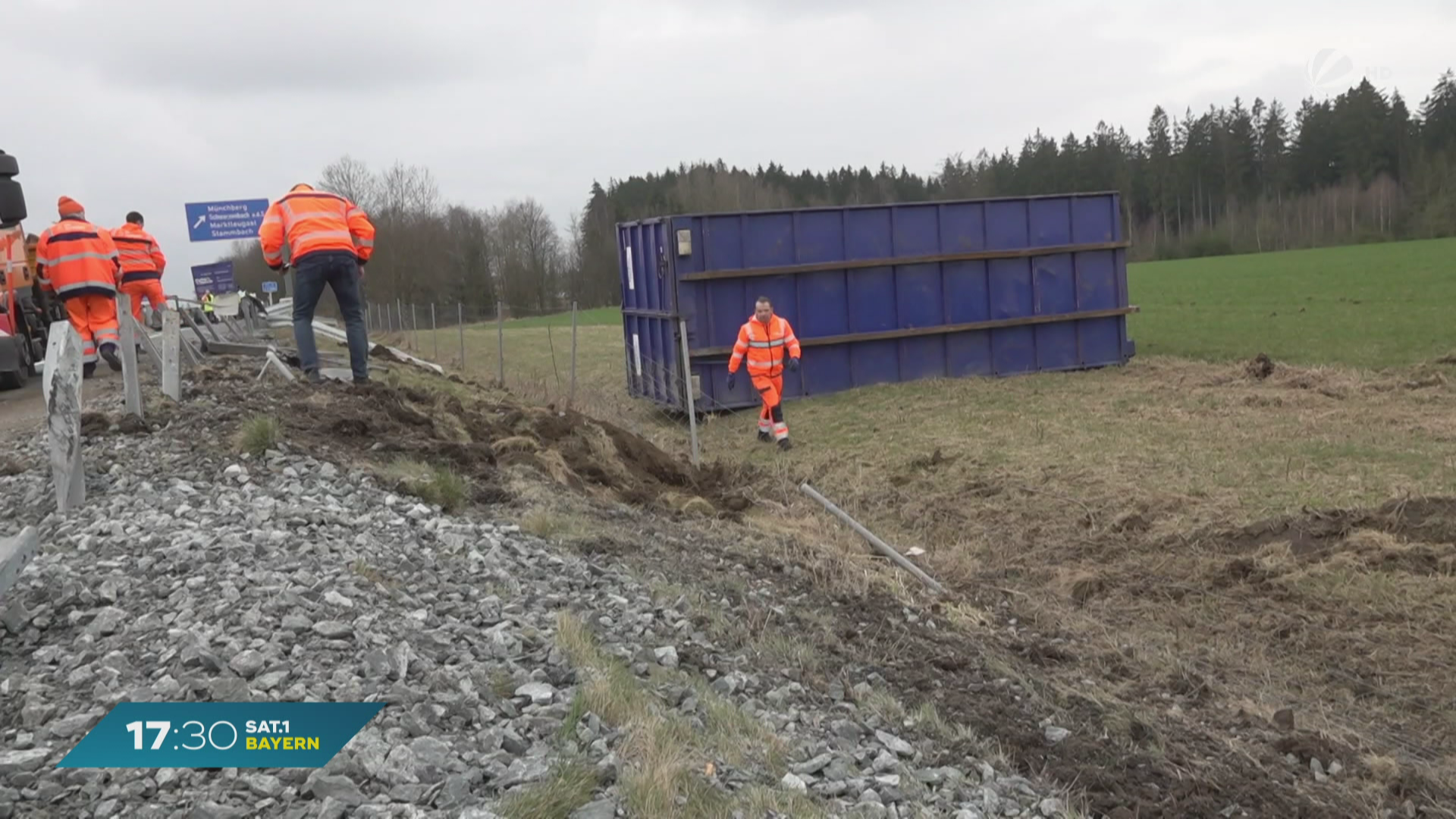 A9 bei Münchberg: Lastwagen verliert Container