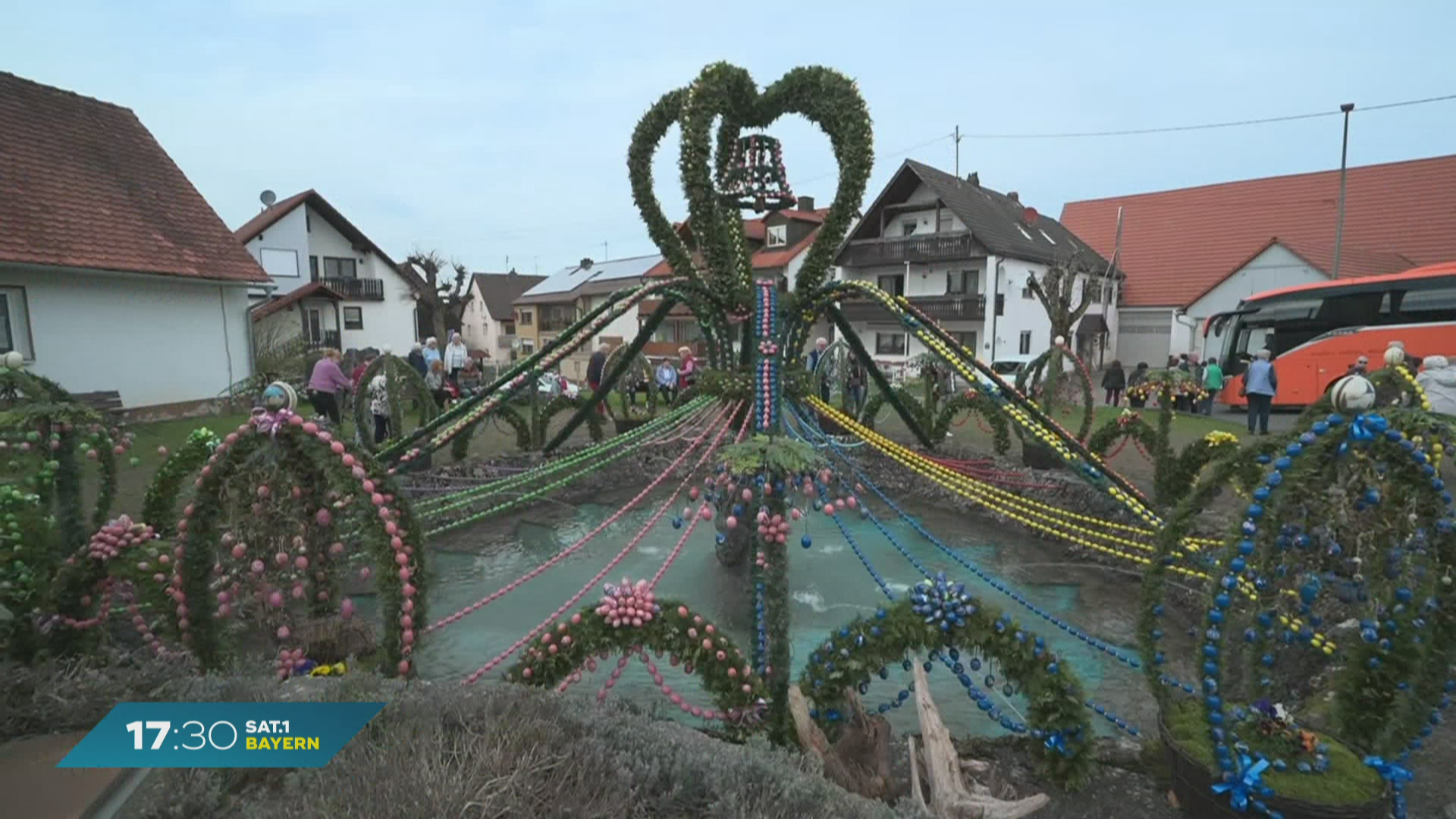 Osterbräuche in Bayern: Osterbrunnen und Karfreitagsprozession