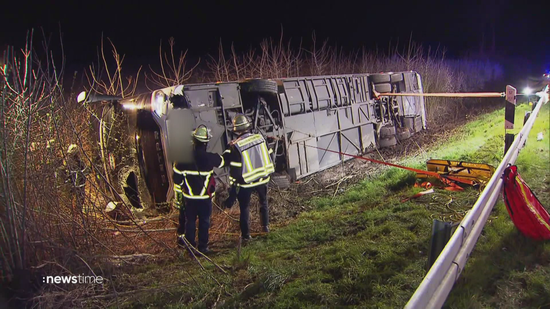 Wieder ein Reisebus: Schwerer Unfall auf der A44